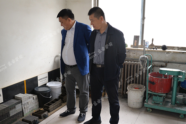 張董事長介紹東方爐襯試驗設(shè)備