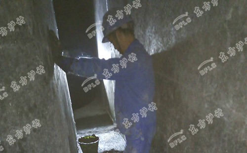 自流式澆注料跟不同的澆注料相比，他的流動性更適合復雜的施工地形